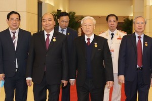 黨和國家領導人出席會議。