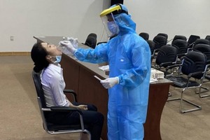 東區車站的一名女文員接受深喉拭子取樣測試。（圖源：HCDC）