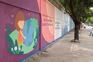 第九郡協富坊的舊牆壁變成宣傳畫。