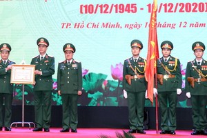 受國家主席的委託，陳丹上將向第七軍區武裝力量授予一等捍衛祖國勳章。（圖源：越通社）
