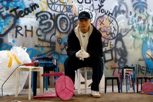 韓國首爾南部義王市桂園藝術大學23歲男大生金河那突發奇想，將使用過的口罩做成凳子。（圖源：路透社）