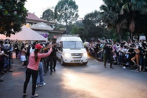上千名民眾夾道向運載志財藝人的靈柩車致哀送行。（圖源：民越）