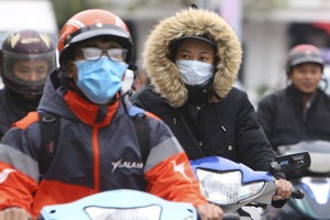 河內市民外出都添置了厚衣。（圖源：互聯網）