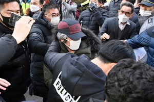 韓國性侵犯趙斗順12日刑滿出獄，大批民眾包圍抗議。（圖源：AP）
