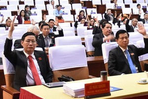 巴地-頭頓省人民議會與會代表表決通過該省未來5年社經發展計劃。（圖源：PV）