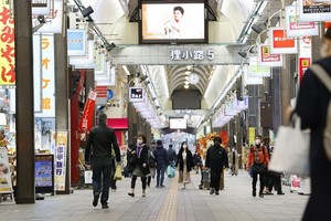 日本的新冠肺炎疫情升溫，12日東京新確診621例病例，也是當地新高。圖為北海道民眾戴口罩上街。（圖源：共同社）