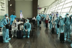 圖為韓籍人士經內牌國際航空口岸入境時辦理健康申報手續。（圖源：VNN）