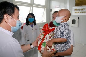 病童小K經過32天接受骨髓移植手術後康復出院時榮獲順化中央醫院領導贈送禮物。（圖源：院方提供）