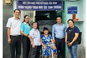 鄭少芳(右三)與本報編委文忠孝(右二)及地方領導合影。