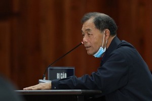 被告人沈啤在法庭上回答審判長問案。（圖源：玉陽）