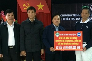 台灣佛教慈濟慈善基金會越南聯絡處負責人陳大瑜（右一）向廣平省領導轉贈善款。