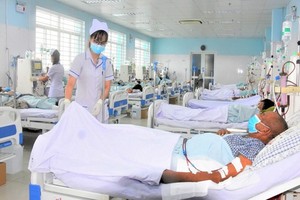 第七郡醫院血液透析區每天收治近60名病人。