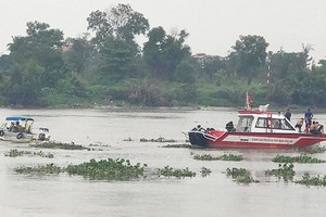 職能力量在事發河段尋找失蹤者。（圖源：H.T）