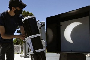 男子將日全食投影到幕布上。（圖源：Getty Images）