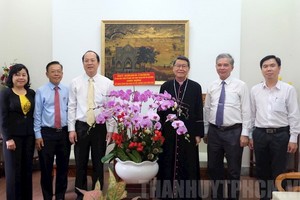 市領導探望天主、基督教模範單位與個人