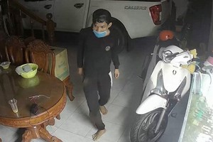 高清監控視頻拍下了一名戴著口罩的盜賊真面目。（圖源：視頻截圖）