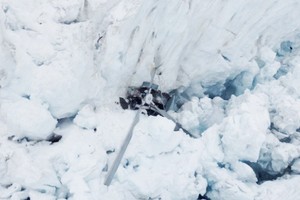 直升機墜毀在冰川縫隙中。（圖源：路透社）