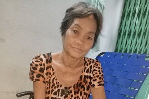 莊妹在窄小屋子裡。