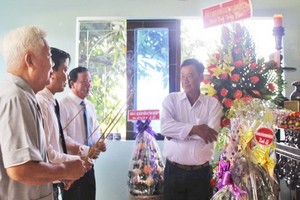 陳文饒教授忌辰10週年紀念上香儀式。（圖源：鄧香）