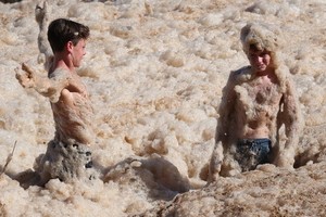 當地時間12月15日，澳大利亞昆士蘭州，惡劣天氣襲擊澳大利亞多地，海灘被濃厚的泡沫覆蓋。（圖源：互聯網）