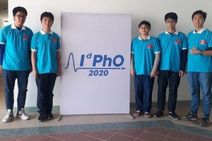 圖為我國參加2020年國際物理奧林匹克競賽的 5名學生團隊。（圖源：越通社）