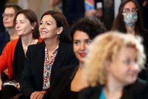 伊達爾戈（左三）和多名政府職員一起參加會議。 （圖源：AP）