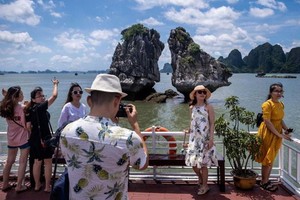 國內遊客觀光下龍灣景點並拍照留念。（圖源：互聯網）