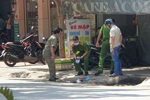 公安力量在事發現場勘查，錄取目擊者供詞。（圖源：明和）