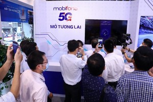 用戶在MobiFone交易中心體驗5G試行商用服務。（圖源：PV）