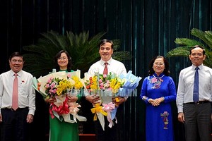 兩位新任市人委會副主席接受市領導贈送鮮花祝賀。（圖源：市黨部新聞網）