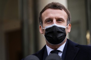 12月16日，法國總統馬克龍在葡萄牙總理抵達巴黎愛麗舍宮時向媒體發表講話。（圖源：AFP）