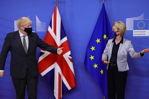 英國首相約翰遜與歐盟主席馮德萊恩。（圖源：AFP）