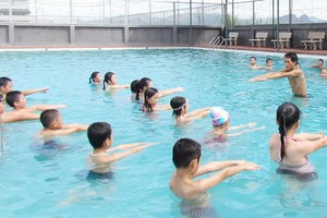 小學生游泳班教學現場一瞥。（圖源：珍何）