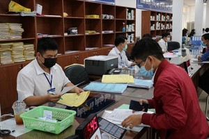 圖為守德郡人委會公務員正在為當地居民辦理手續。（示意圖源：PLO）