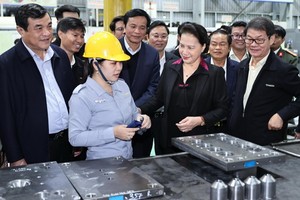 國會主席阮氏金銀（前中）與工作團前往視察朱萊Thaco工業區。（圖源：越通社）