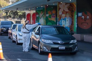 設立在美國加州舊金山Alemany農貿市場的“得來速”式新冠病毒檢測站向市民提供檢測服務。（圖源：Getty Images）