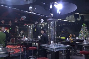 職能力量對V-Club 酒吧進行突擊檢查時現場。（圖源：林園）