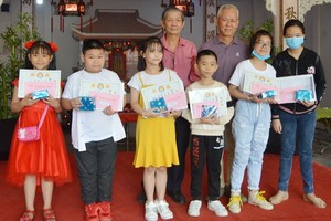 徐有燦及徐國照正副理事長向優秀生頒發獎學金。