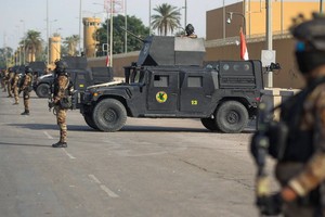 伊拉克安全部隊大量人員在美國大使館周圍防守部署。（圖源：AFP）
