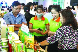 民眾參觀芹苴市商品展銷會。（圖源：越通社）