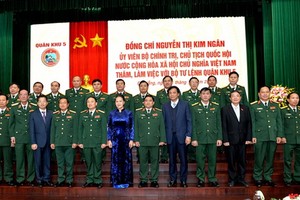 國會主席阮氏金銀（前左六）同第五軍區司令部領導合照。（圖源：慶鴻）