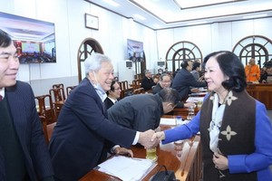 中央民運部長張氏梅同與會代表親切握手，互致問候。（圖源：鴻創）