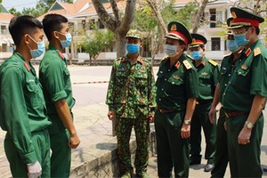 第七軍區領導檢查古芝野戰醫院隔離區。