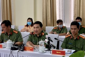 市公安廳副廳長阮士光大校（前中）在新聞發佈會上回答記者提問。（圖源：黃明）