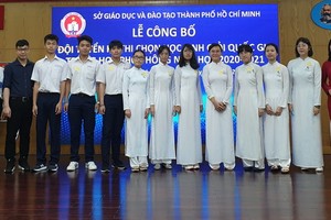 代表本市參加中文科考試的學生與市教育廳領導及老師合照。