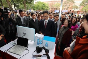 政府副總理武德膽（中）參觀大中學生的創業展位。（圖源：潘草）