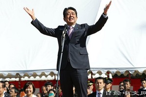 在「賞櫻會」活動上致辭的時任首相安倍（2019年4月，東京都新宿區的新宿御苑）。（圖源：日經中文網）