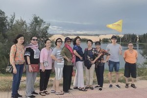 長虹旅遊公司遊客團參加藩切旅程。