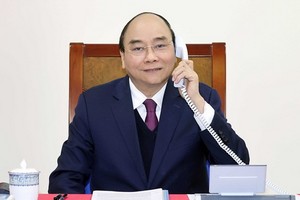 政府總理阮春福22日在政府辦事處與美國總統特朗普通電。（圖源：外交部）