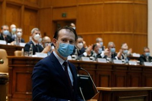 12月23日，在羅馬尼亞首都布加勒斯特，提名總理克楚在議會投票前發表講話。（圖源：新華社）